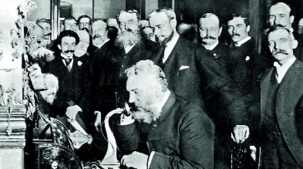 duelul pentru primul telefon