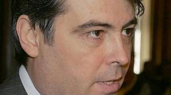 avionul l a lasat pe adrian cioroianu in ploaie