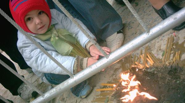 sfanta parascheva incalziti de lumanari si de puterea credintei