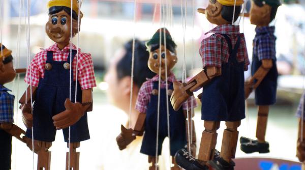 marionetele micul teatru in lemn insufletit