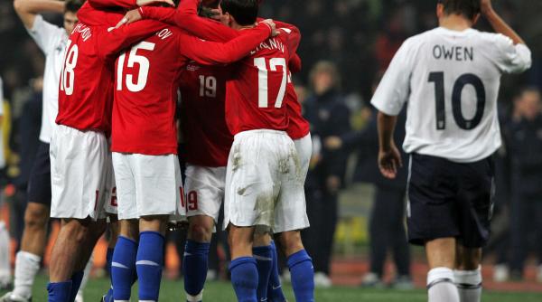 anglia mcclaren pus la zid