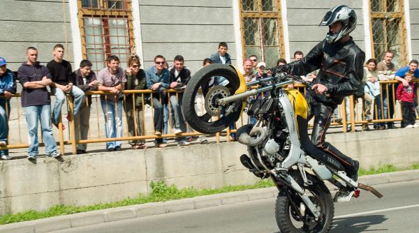 material umanitar da i o sansa la viata