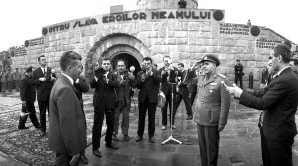 de la cultul eroilor la cultul personalitatii