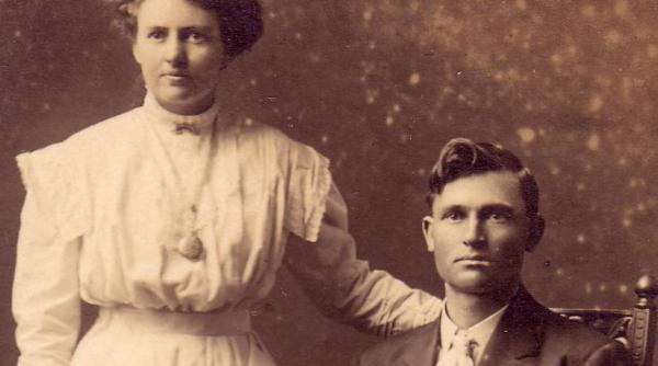 pe gaura cheii cu dedicatie pentru irinel si monica