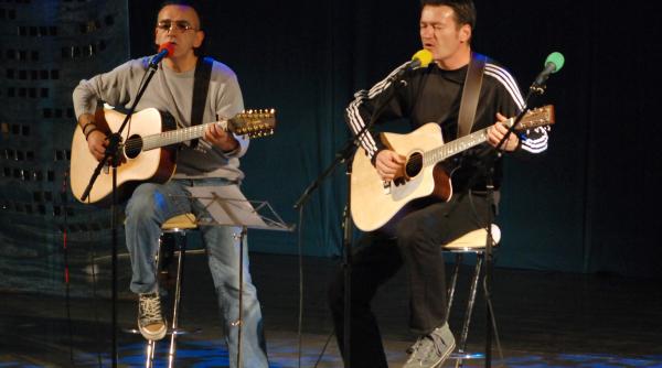 omul cu o chitara regal de folk la braila