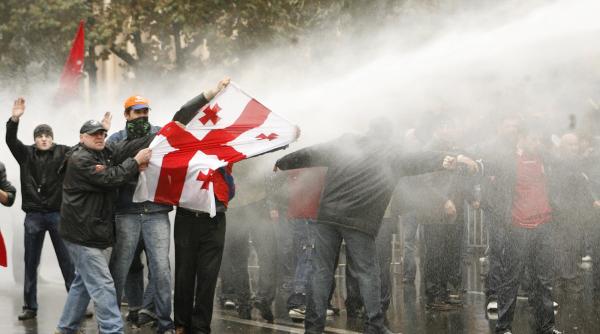 revolta trandafirie cu tepi batai de strada la tbilisi
