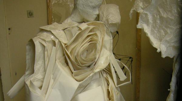 studentii fac haine din hartie