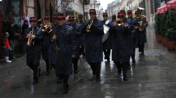 cantand in ploaie fanfara trecea