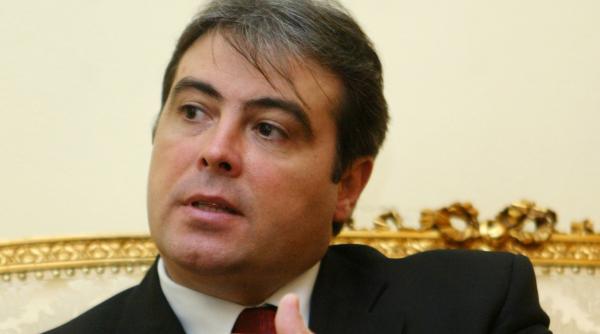 cioroianu tinut inca putin in brate