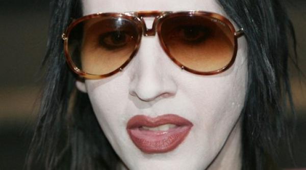 marilyn manson a ramas fara caciula la moscova