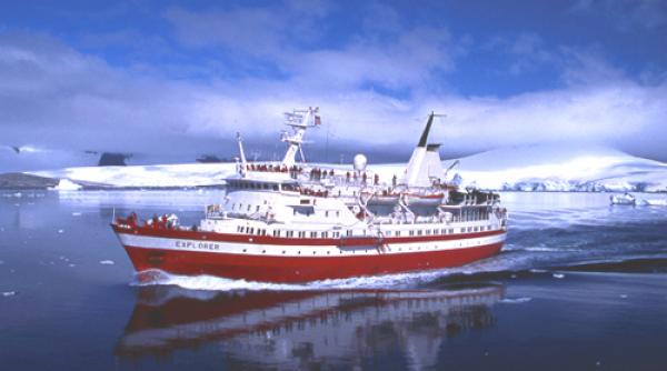 titanic 2007 o nava de croaziera a lovit un bloc de gheata