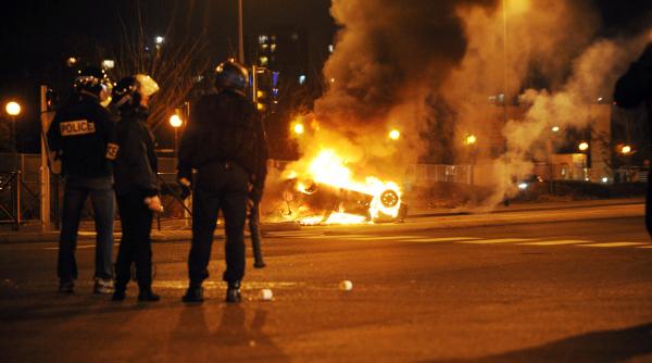 suburbiile pariziene iau din nou foc