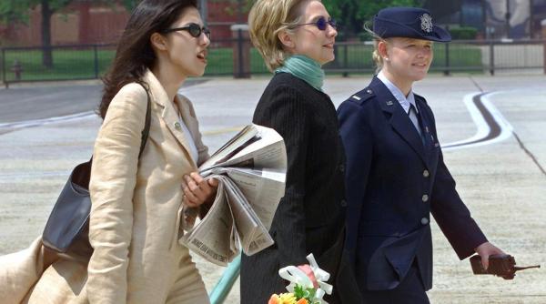 zvonuri pe invers despre hillary