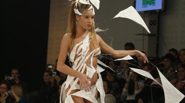 rochii din hartie si o placa de surf