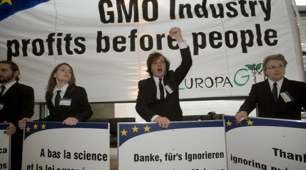 protest greenpeace impotriva omg