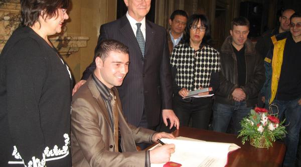 bute a semnat in cartea de aur