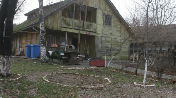 un teatru si un muzeu se cearta pe o casuta