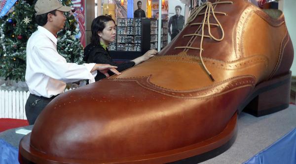 pantof gigant la un targ de moda