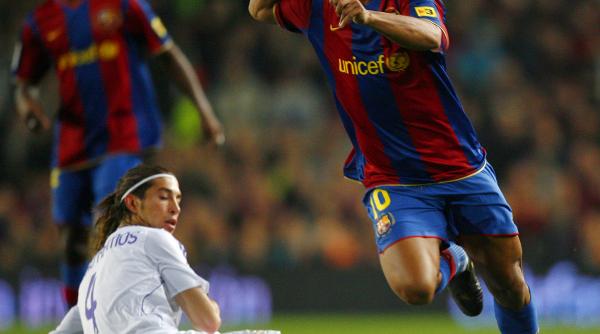 ronaldinho injurat de suporterii lui fc barcelona