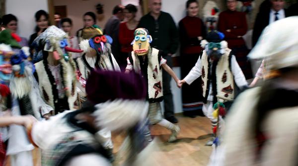 uratii satului scosi la strada