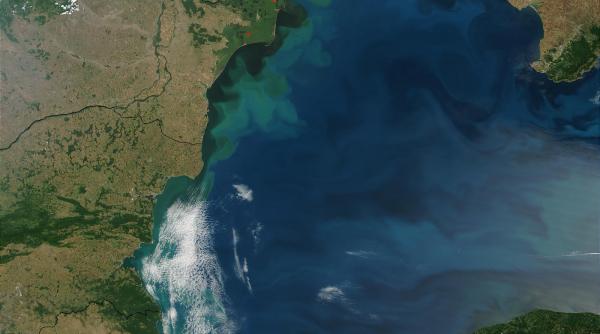 lupta dintre orient si occident va favoriza romania