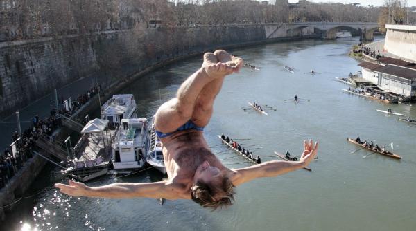 cu toata viteza in apa