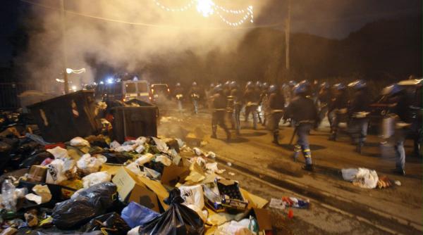 napoli scandalul gunoaielor face victime