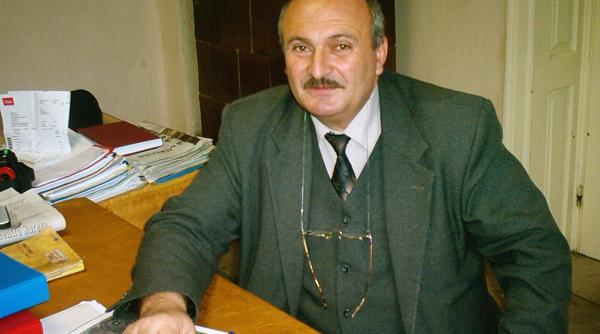 valcea primarul comunei maldarasti sta pe un butoi cu pulbere