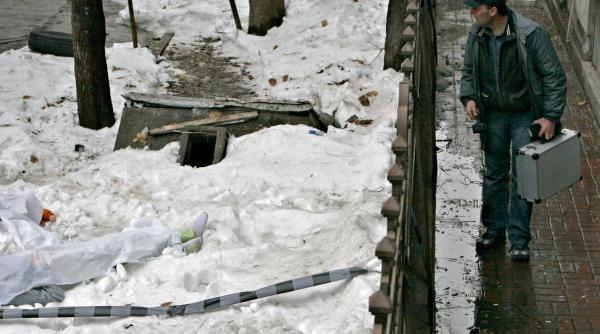 a sarit pe geam cu copilul in brate