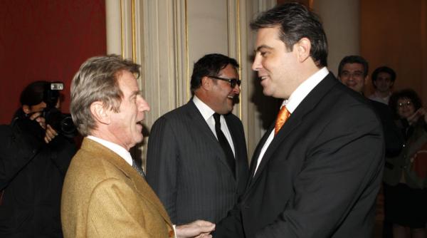 vine sarko il trimitem pe base