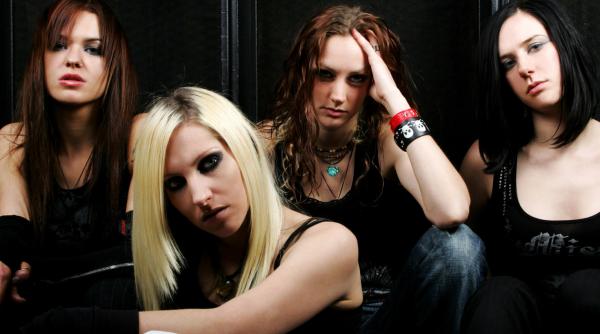 mcqueen sau foo fighters feminin