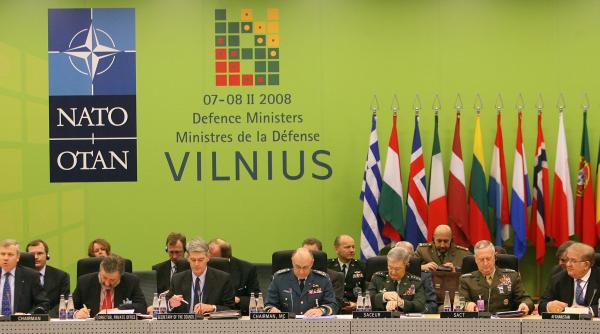 nato in prag de destramare