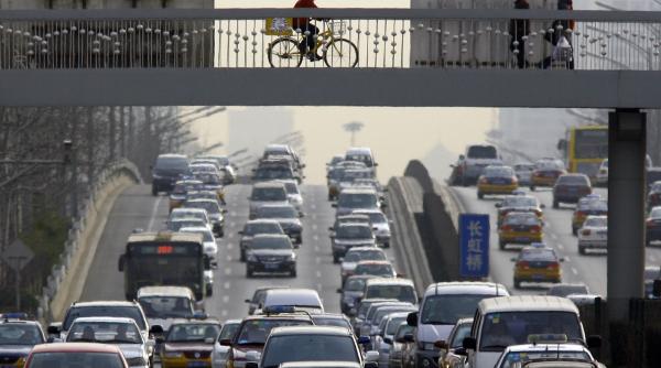 cat co2 produce un om intr un an