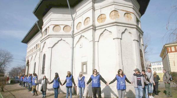 lant uman al tinerilor pc in sprijinul religiei