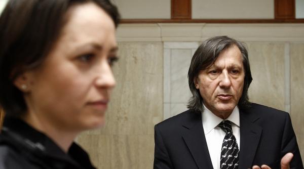 tenis apel la senatori