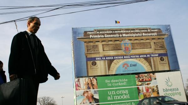 arcul de triumf panou publicitar