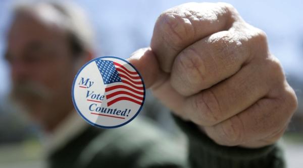 hillary clinton a ajuns din nou pe val