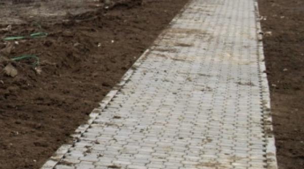 trotuar pavat in plin camp