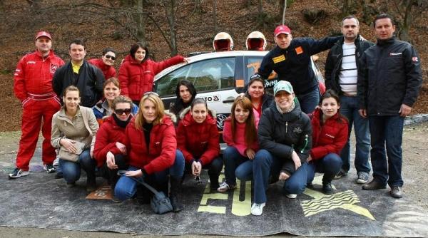 jurnaliste la volanul unor masini cu elan