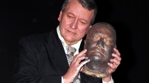 a trait vertical si discret si a plecat in acelasi fel