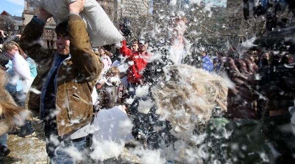 ziua internationala a batailor cu perne