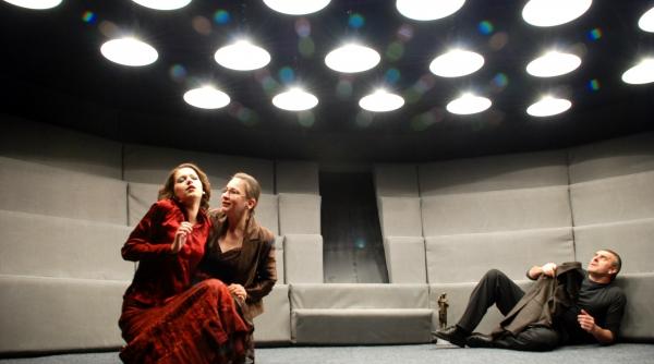 cu usile inchise la poalele tampei