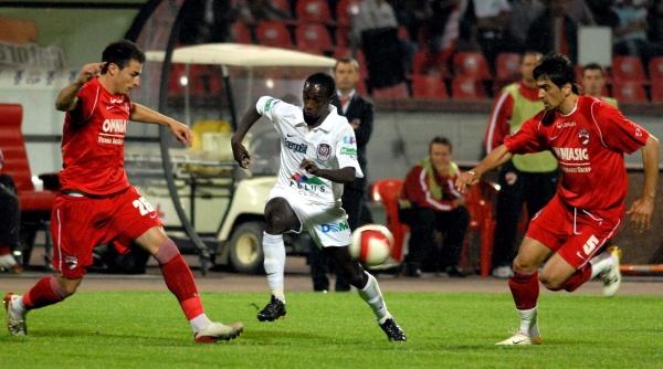 joc cu titlul pe masa