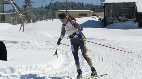 tofalvi regina cu schiuri si arma