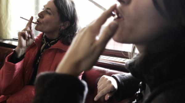 de ce fumeaza tinerii