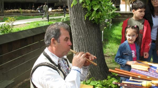 floriile cu bucurie la muzeul satului