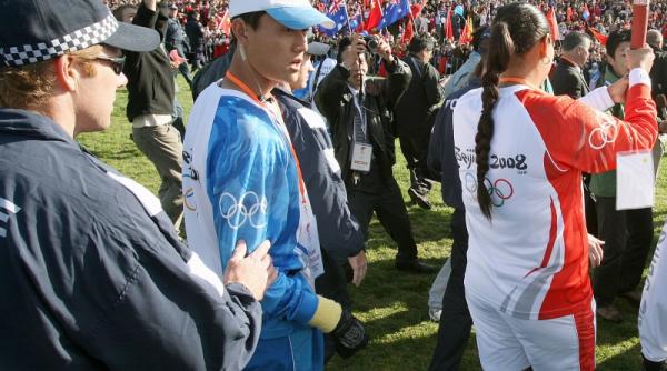 australia manifestanti protibetani arestati la canberra