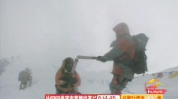 flacara olimpica a urcat everestul