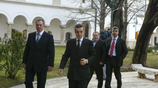 cronica unei mituiri anuntate si traseul valizelor cu bani in natura