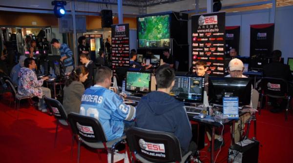 gamerii romani se lupta in arena esl